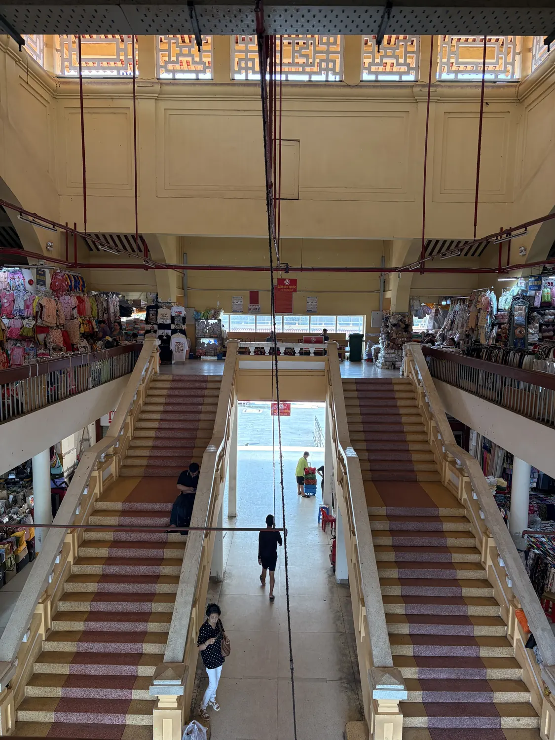 Interior levels and central atrium of Bình Tây Market