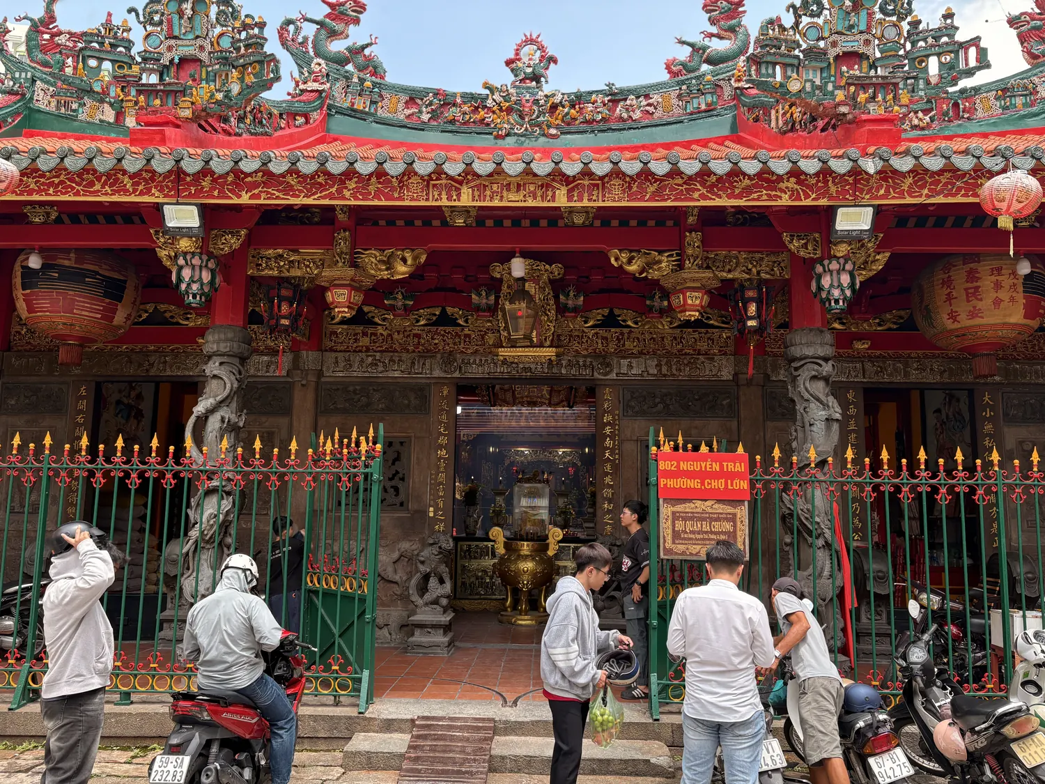 Chinese-Vietnamese temple entrance in Chợ Lớn